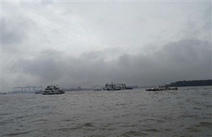 近十年最强浓雾突袭上海港 最长封航86小时