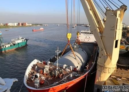 中远海运特运实现重吊船“运输+安装”LPG罐全满贯