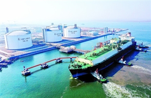 世界最大LNG船“阿尔玛菲娅”号停靠天津