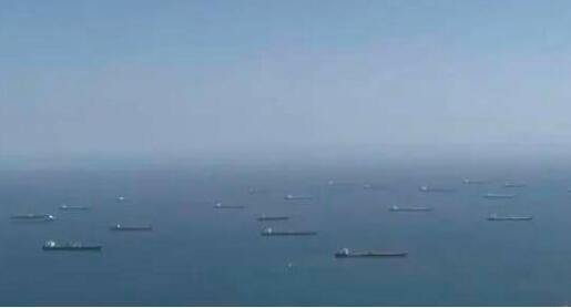 30多艘万吨油轮漂泊美国海域 2000万桶石油无处可放