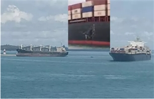 两艘船在新加坡海峡相撞后相继搁浅