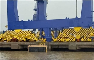 突发！地中海航运大型集装箱船撞上孟买港岸吊