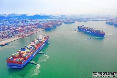 中远海运集运2万箱姊妹船青岛港实现“套泊热接”作业