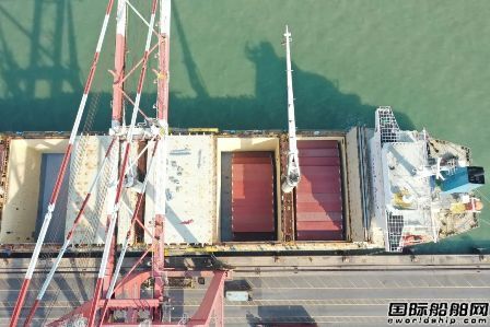 中远海运特运多用途船“鼎海”轮开启集装箱航运旅程