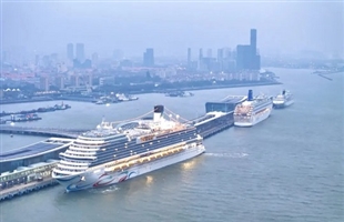“爱达魔都”回巢，上海吴淞口国际邮轮港再现“三船同靠”盛景